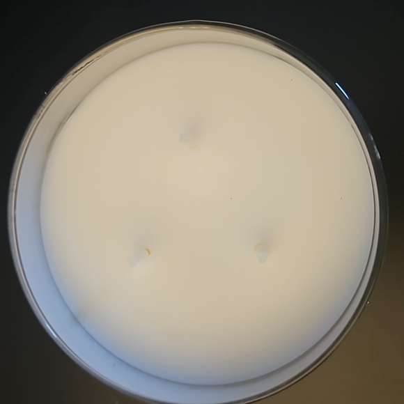 New vampire blood 3 wick candle with skull lid from bath and body works - Picture 3 of 4